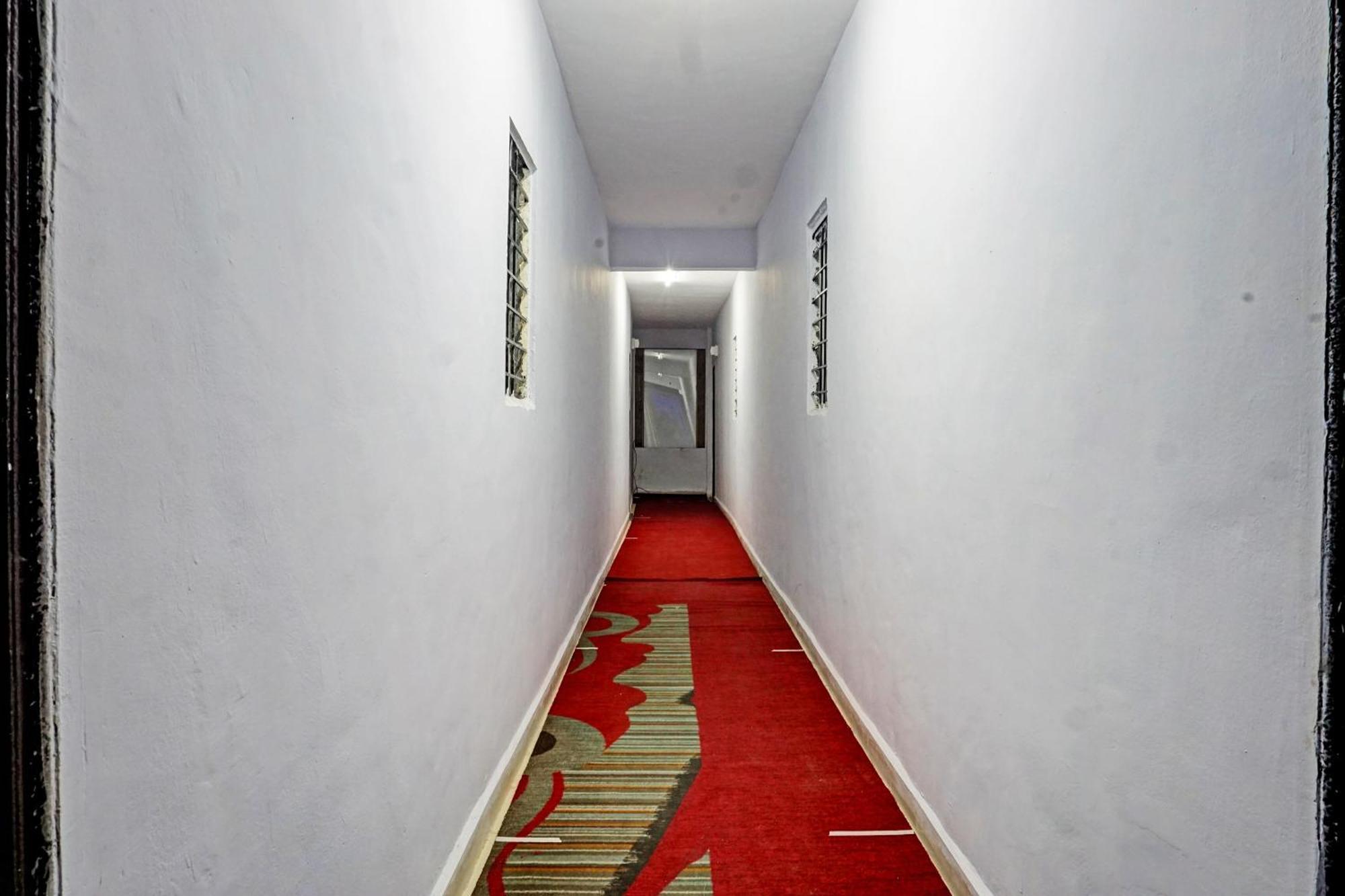 Oyo 820503 Lotus Lodge And Guest House Kharakvasla Exterior foto