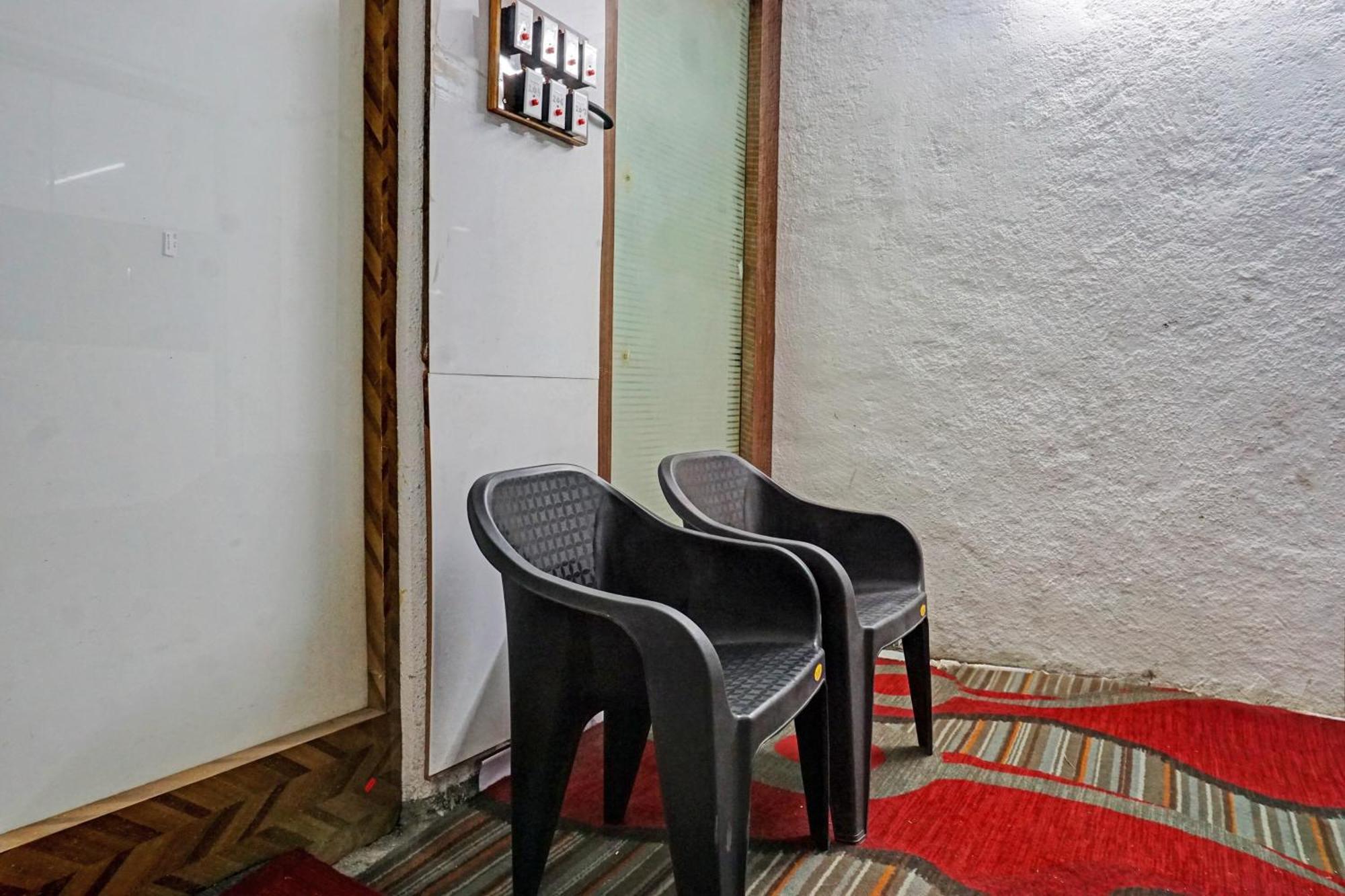 Oyo 820503 Lotus Lodge And Guest House Kharakvasla Exterior foto