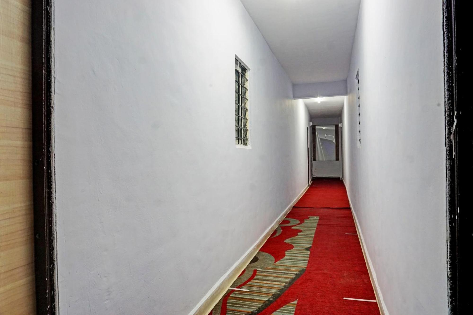 Oyo 820503 Lotus Lodge And Guest House Kharakvasla Exterior foto